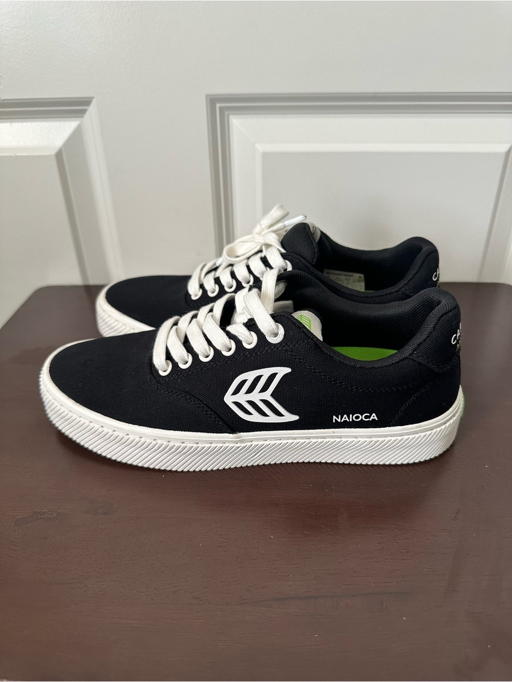 CARIUMA Sneakers Women’s 9.5 Black Naioca Organic Low Canvas Skater
